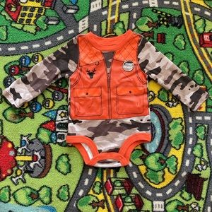 Young hunters onesie 3-6 months 📬SEND ANY OFFER 🖋